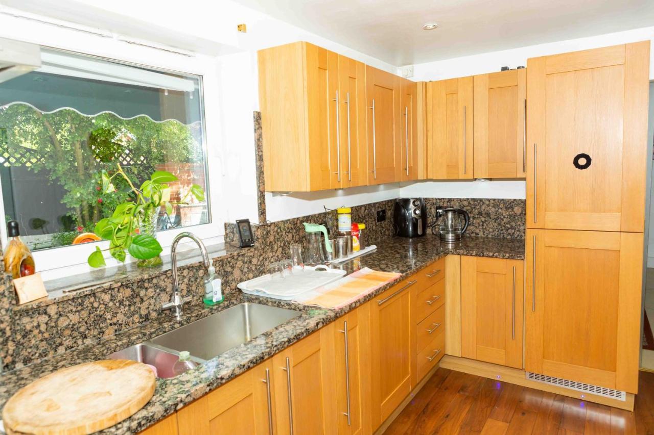 Benjamin Guest House Yiewsley Экстерьер фото